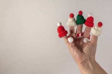 Parmaklarda yılbaşı şapkası. Yeni yıl arkaplanı