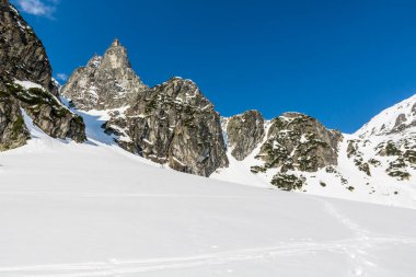 Kışları tırmanma faaliyetleri ve Morskie Oko (Denizin Gözü) bölgesinde gelişmiş turizm için popüler bir alan. Tatra Dağları, Polonya.