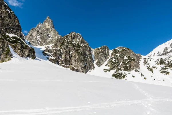 冬の登山活動やモルスキー 海の目 のエリアでの高度な観光のための人気のエリア ポーランドのタトラ山脈 — ストック写真
