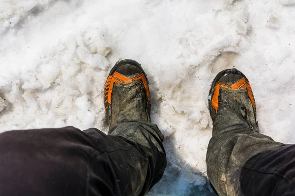 Draufsicht Auf Wanderschuhe Den Füßen Eines Touristen Und Verschmutzte Hosen — Stockfoto
