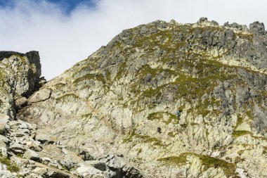 Bir turist yolda, diğeri ise Slovak Lisesi Tatraları 'ndaki Priecne sedlo' ya (Czerwona Lawka) yakın yolda..