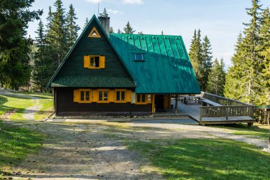 Bobrovec, Slovakya - 4 Mayıs 2024: Slovakya 'nın batı Tatras kentindeki Dağ kulübesi Naruzim (Chata Cervenec, Chata Bobrovec).