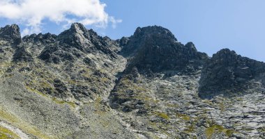 Vadiden dağın zirvesine Maly Lodowy Szczyt (Siroka veza) manzarası. Tatra Dağları, Slovakya.