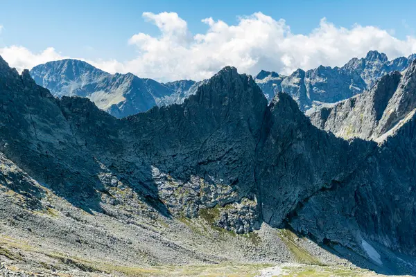 Slovakya 'nın Tatra Dağları' nın Ana Sırtı 'ndaki Dağ Tepesi Ostry Stit (Ostry Szczyt).