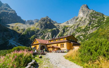 Tatranske Matliare, Slovakya - 05 Eylül 2024: Dağ sığınağı Chata pri Zelenom plese ve orada dinlenen insanlar. Yüksek Tatras, Slovakya.