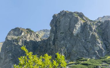 Strbske Pleso, Slovakya - 29 Ağustos 2024: Tırmanışçılar aşırı tırmanma rotalarında dağlara tırmanıyorlar. Slovakya Lisesi Tatraları.