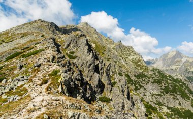 Sonbahar renklerinde Slavkovsky zirvesine (Slavkovsky ilmeği) giden tepe izleri. Tatra Dağları.