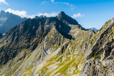 Sonbahar renklerinde güzel bir dağ sırtı ve vadi görünüyor. Yürüyüş patikalarının geçtiği yer, High Tatras, Slovakya..