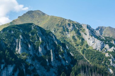 Placzliwa Skala (Zdiarska vidla, Placlive skala), Belianske Tatras 'ta geçmişte önemli bir turizm merkezi olan bir tepe. Şu anda kapalı.
