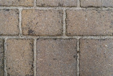 Asfalt taşlar basit bir desen şeklinde dizilmiştir..