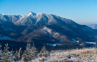 Güzel, soğuk bir günde, buzla kaplı dağların üst katlarının manzarası..