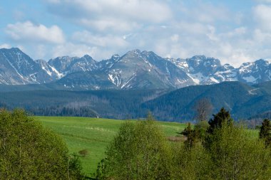 En zorlu yerel patikalardan biri olan Orla Perc (Kartal Yolu), bahar mevsiminde Polonya Yüksek Tatraları 'nın manzarasına damgasını vurdu..
