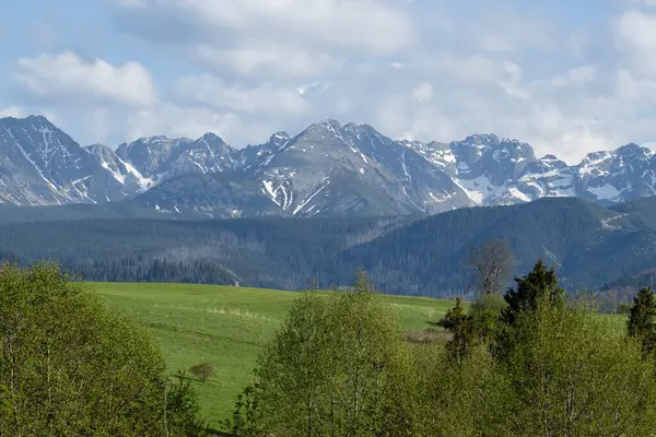 En zorlu yerel patikalardan biri olan Orla Perc (Kartal Yolu), bahar mevsiminde Polonya Yüksek Tatraları 'nın manzarasına damgasını vurdu..