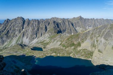 Etrafı kayalık dağ sırtlarıyla çevrili göletleri olan bir vadi. Sabahleyin görüş..