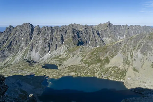 Etrafı kayalık dağ sırtlarıyla çevrili göletleri olan bir vadi. Sabahleyin görüş..