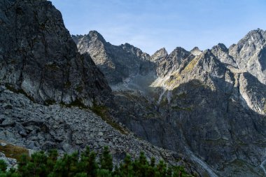 Kacza Vadisi 'nin (Kacacia dolina, Kacia dolina) üst katı ve çevresindeki zirveler.