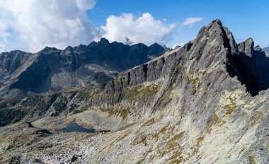 Dağ tepelerinin eteklerindeki gölcükler - yukarıdan manzara.