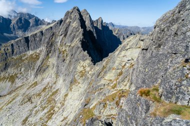 High Tatras 'taki Ostry Szczyt' e (Ostry Stit) giden son derece keskin tepenin görüntüsü, tırmanma işleminin durdurulması gerektiriyor..