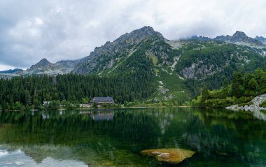Strbske Pleso, Slovakya - 12 Eylül 2025: Horsky Hotel Popradske pleso (Chata pri Popradskom plese) Tatra Dağları 'ndaki gölette (Popradske pleso) bulunmaktadır.
