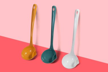 Koyu pembe arka planda plastik kepçe açık pembe sırt, kırpma yolu ile