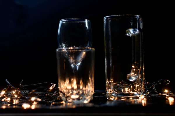 3つの空のドリンクグラスと新年の光 — ストック写真