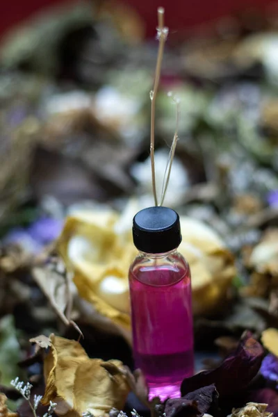 Perfume with a stick to have a volatile smell, for adjusting the room to have an unpleasant smell, dark pink color, the back of the bottle has assorted dried flowers, both clear and blurred, alternating