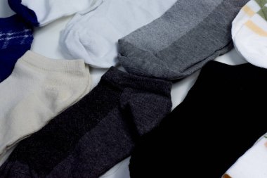 Arka planda birkaç çift çorap var. Giymeye hazır