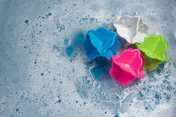 Bolas Lavandaria Multicoloridas Prontas Para Lavar Com Água Uma Pequena — Fotografia de Stock