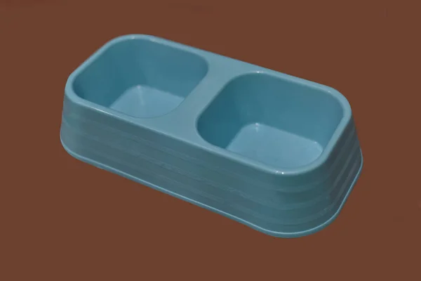 蓝色宠物食品盘 两个房间 分为食物和饮用水 放在褐色背景上 — 图库照片