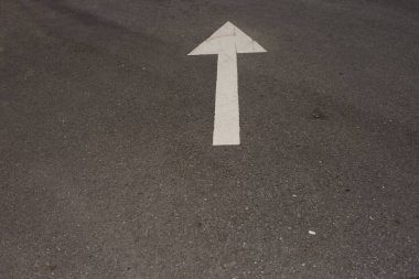 Yol yüzeyindeki beyaz ok evrensel prensiplere göre aydınlatıcı bir yoldur.