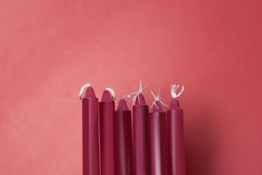 Kırmızı zemin üzerine birkaç kırmızı mum yerleştirilmiş. Kırmızı zemin üzerine birkaç kırmızı mum yerleştirilmiş.