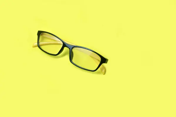 Čiré Brýle Žluté Spánky Černé Rámy Umístěné Jasně Žlutém Pozadí — Stock fotografie