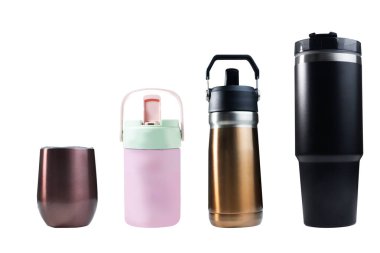 Beyaz arka planda paslanmaz çelik bardak, kırpma yolu ile