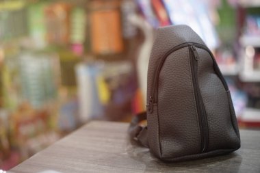 Koyu kahverengi bir göğüs çantası, arkasında bir mağaza bulunan bir masanın üzerine yerleştirilir. Satılık bir sürü eşya var. Kullanmaya ya da satmaya hazır