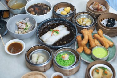 Dim sum Çin yemeği ya da aperatiftir. Genellikle çayla yenir, bu tüm dünyada bilinir. Birçok yiyecek çeşidine atıfta bulunan bir terimdir. Genellikle hamur tatlısı, buharda pişmiş çörek, har gow ve gyoza gibi buğulama ile pişirilir.