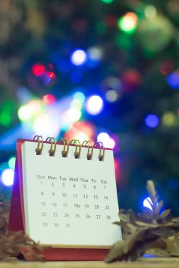 Noel ağacı arkaplanlı masa takvimi