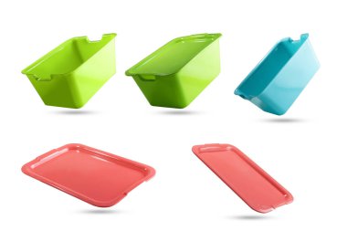 Plastik kutular, birçok renk, beyaz arkaplan üzerinde birçok kutu, kırpma yolu ile