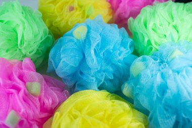 Arkaplanı renkli plastik lifler dolduruyor. Güzel ve pul pul dökülmeye hazır. Banyo yaparken vücudu temizler. Sigarayla kullan.