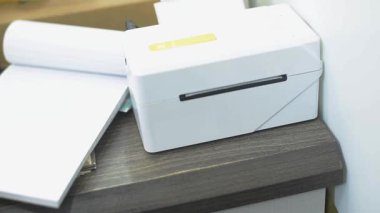 Beyaz bir yazıcıdan yazdırma emri. çevrimiçi satışlarda