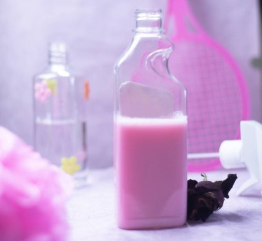 Temizlenmeye hazır pembe şırınga şişesi.