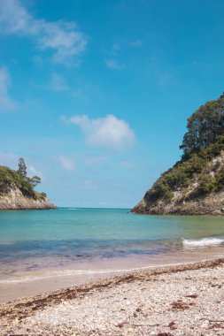 Güzel manzara, cennet gibi, yazın, sahilde.
