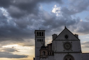 Assisi 'nin özel gökyüzü ile güzel panaroması