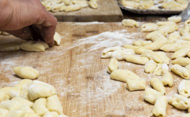 Gnocchi yapmak için hamur hazırlığı