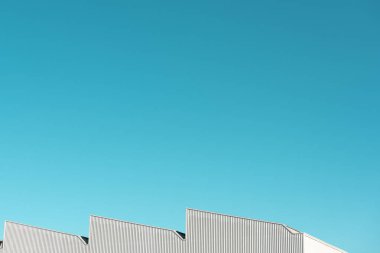 Arka plan olarak güzel bir gökyüzü üzerindeki sanayi deposu