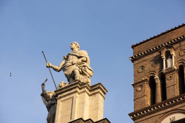 Roma 'daki Gerusalemme' deki Santa Croce Bazilikasının heykelleri.