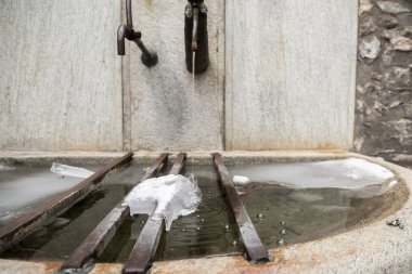 Çeşmeden gelen buzlu su