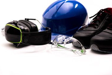 Beyaz arka planda koruma ve güvenlik araçları