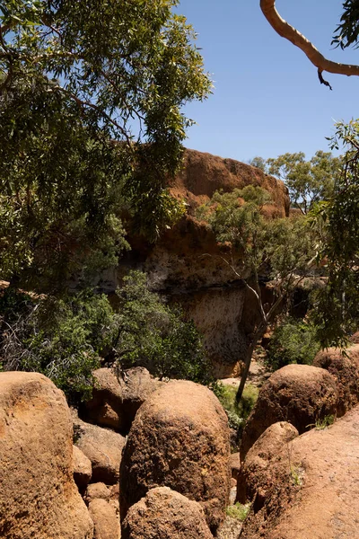 Una Mesa Con Rocas Árboles Goma Interior Cerca Winton Queensland — Foto de Stock