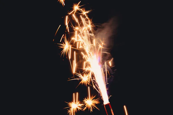 コピースペースと背景に燃えるろうそくから明るい火花や煙でフレアや炎を燃焼 お祝い事のコンセプト — ストック写真