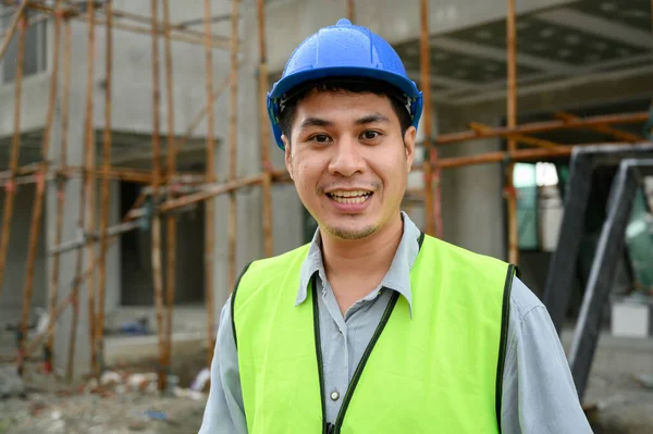 Młody Inżynier Budowlany Uśmiecha Się Trzymając Czerwone Radio Podczas Rozmowy — Zdjęcie stockowe
